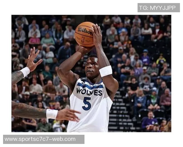 爱德华兹面对联防挑战上半场表现平平仅得8分3助攻2抢断