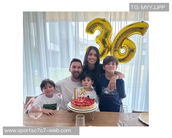 阿斯报报道巴萨与巴黎在环球足球奖颁奖典礼中荣获多项大奖